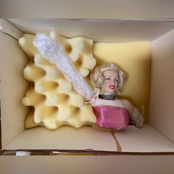 BNIB Franklin Mint Marilyn Monroe Porcelain Heritage Doll. - Picture 3 of 6